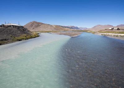 Samenvloeiing van rivieren met verschillende kleuren in Altai